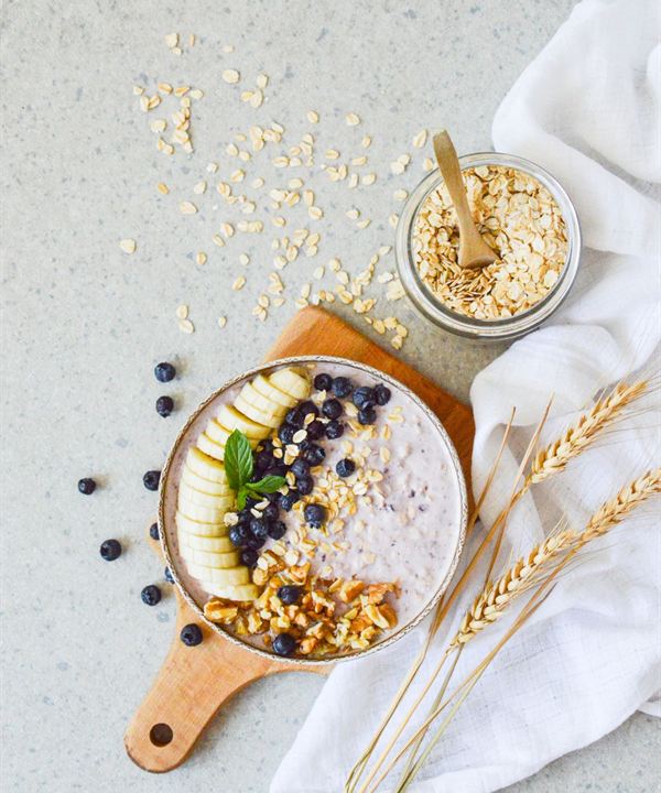 Oats topped with banana and blueberries